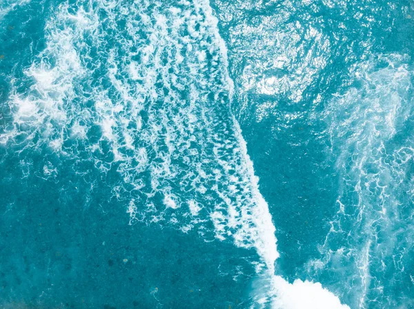 美しさと深い青色の海の危険性 — ストック写真