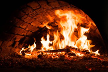 Kömürlerin pizza. Yakın çekim. Fırında yangın. Koyu arka plan. Bir yanan fırında pişirme kavramları.