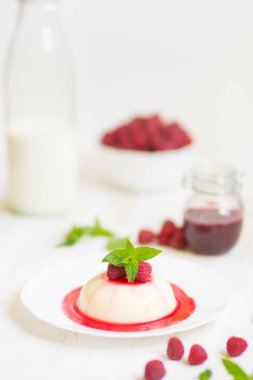 Yaz tatlı. Açık renkli. Ahududu ile panakota. Yakın çekim. Dikey vurdu.