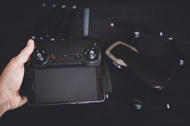 Yenilik fotoğraf kavramı. Uzaktan antenler ve elinde uçağı kontrol etmek için bir akıllı telefon ile. Renk dostum. Dronlar yaşam ve Sanayi kullanarak kavramı. Üstten görünüm