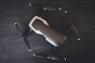 Ana sayfa görünümü dronun motorları ve bıçaklar makro ayrıntılar. Yenilik fotoğraf kavramı. Siyah bir tabloda yeni bir siyah dron. Dikey dostum renk vurdu. Dronlar yaşam ve Sanayi kullanarak kavramı.