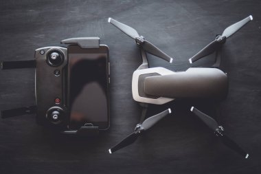 Renk dostum. Siyah bir tabloda yeni bir siyah dron. Dronlar yaşam ve Sanayi kullanarak kavramı. Üstten görünüm uzak ve smartphone makro ayrıntılar. Uzay kopyalayın. Yenilik fotoğraf kavramı.