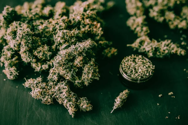 Makró a marihuána trichomes és zúzott gyom grinder hangulatos zöld hangnemben — Stock Fotó