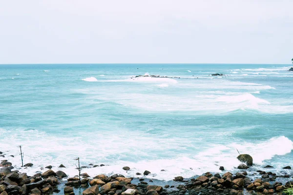 Île tropicale, paysage de plage, bateau de pêche en transparent — Photo