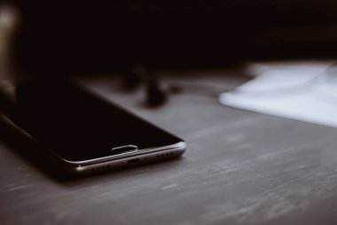 Yakın çekim. Makro çekim Smartphone ve Laptop ve kahve siyah arka plan. Üstten görünüm. Moody renk dostum. iş kavramı.