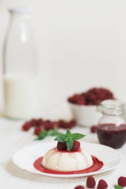 Açık renkli. Yaz tatlı. Ahududu ile panakota. Dikey vurdu. Yakın çekim.