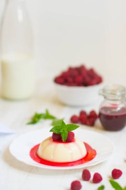 Dikey vurdu. Yaz tatlı. Ahududu ile panakota. Açık renkli. Yakın çekim.