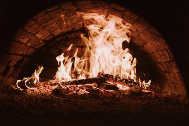 Koyu arka plan. Bir yanan fırında pişirme kavramları. Yakın çekim. Fırında yangın. Kömürlerin pizza.