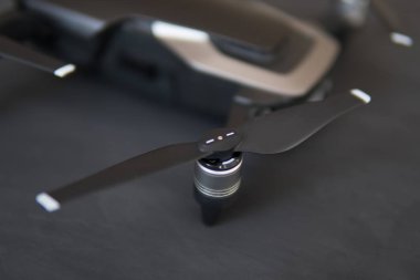 Uzay kopyalayın. Yenilik fotoğraf kavramı. Renk dostum. Siyah bir tabloda yeni bir siyah dron. Dronlar yaşam ve Sanayi kullanarak kavramı. Üst dron makro ayrıntılarını görüntüleme .