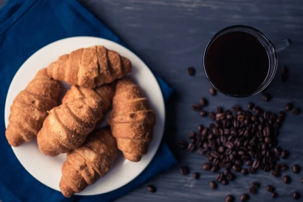 Makroschuss. Mate launische Farbe. frische Croissants und Kaffee auf schwarzem Hintergrund. das Konzept des Frühstücks. Dessert und Kaffee. — Stockfoto