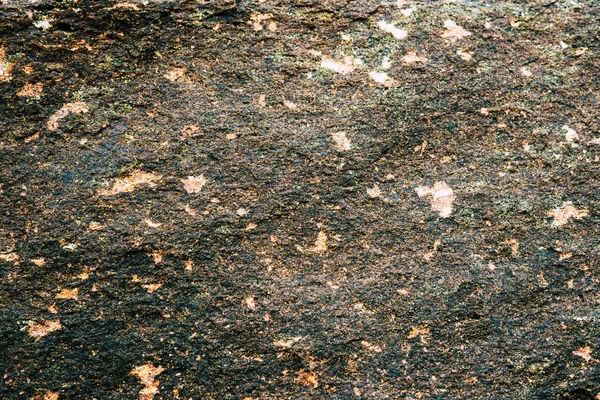 Parede de pedra velha escuro fundo ou textura close-up — Fotografia de Stock