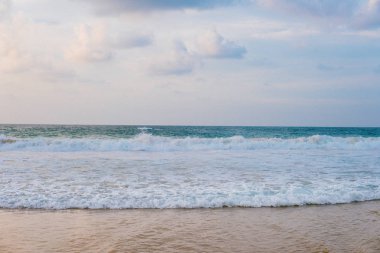 Güzel beyaz kum plaj ve tropikal turkuaz mavi deniz. Yukarıdan görüntülemek
