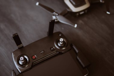 Uzaktan kumanda ve smartphone makro ayrıntılar. Yakın çekim. Yenilik fotoğraf kavramı. Renk dostum. Dronlar yaşam ve Sanayi kullanarak kavramı. Kopya alanı