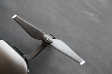 Yenilik fotoğraf kavramı. Gökyüzü dijital kamerada. Renk dostum. Siyah bir tabloda yeni bir siyah dron. Üstten görünüm. Dronlar yaşam ve Sanayi kullanarak kavramı. Kopya alanı.