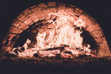 Kömürlerin pizza. Koyu arka plan. Bir yanan fırında pişirme kavramları. Yakın çekim. Fırında yangın. dostum renk