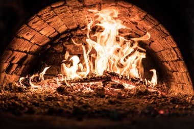 Koyu arka plan. Bir yanan fırında pişirme kavramları. Kömürlerin pizza. Yakın çekim. Fırında yangın.