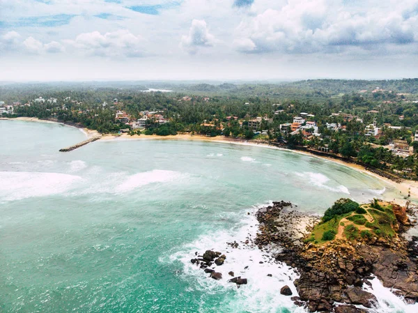 Vacker tropisk strand. Mirisa Sri Lanka långskott — Stockfoto