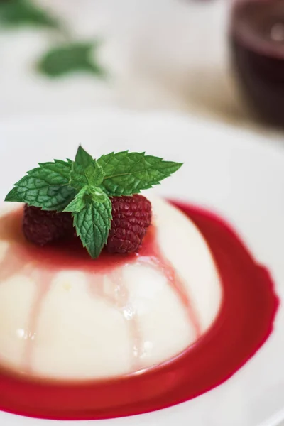 Summer dessert. Panakota with raspberries. Vertical shot. Close up top view. Light background. — Stock Photo, Image