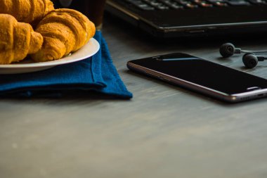 iş kavramı. Üstten görünüm. Makro çekim Smartphone ve Laptop siyah arka plan. Dostum moody renk.