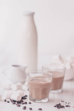 Marshmelow ve kahve fasulye masanın üzerinde. Yaz içeceği. Soğuk kahve süt ve çikolata. Açık renkli. Buzlu kahve. Soğutma içki kavramı.