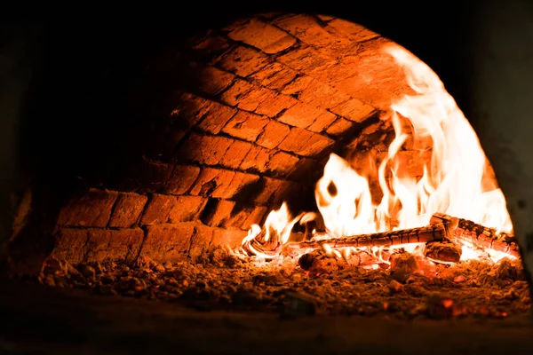 Bir yanan fırında pişirme kavramları. Kömürlerin pizza. Yakın çekim. Fırında yangın. Koyu arka plan. — Stok fotoğraf