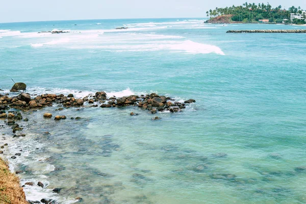 Shoreline тропічний острів в Mirisa Шрі-Ланки та видом на Індійський океан. — стокове фото