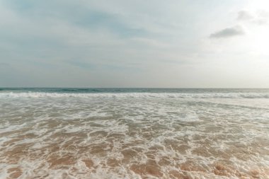 Güzel deniz dalgası ve gün batımında gökyüzü