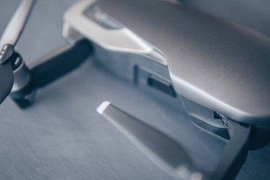 Renk dostum. Siyah bir tabloda yeni bir siyah dron. Dronlar yaşam ve Sanayi kullanarak kavramı. makro Ayrıntılar motoru ve pervane. Uzay kopyalayın. Yenilik fotoğraf kavramı.