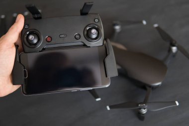 Dronlar yaşam ve Sanayi kullanarak kavramı. Yenilik fotoğraf kavramı. Renk dostum. Antenler ve elinde uçağı kontrol etmek için bir akıllı telefon ile uzaktan.