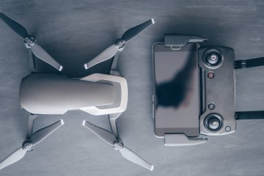 Renk dostum. Siyah bir tabloda yeni bir siyah dron. Dronlar yaşam ve Sanayi kullanarak kavramı. Üstten görünüm uzak ve smartphone makro ayrıntılar. Uzay kopyalayın. Yenilik fotoğraf kavramı.