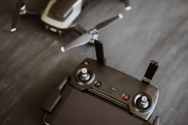 Uzay kopyalayın. Uzaktan kumanda ve smartphone makro ayrıntılar. Yakın çekim. Yenilik fotoğraf kavramı. Renk dostum. Dronlar yaşam ve Sanayi kullanarak kavramı.