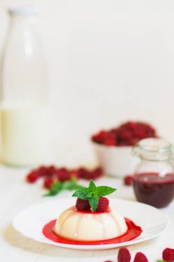 Dikey vurdu. Yaz tatlı. Yakın çekim. Açık renkli. Ahududu ile panakota.