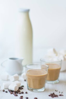 Marshmelow ve kahve fasulye masanın üzerinde. Yaz içeceği. Soğuk kahve süt ve çikolata. Açık renkli. Buzlu kahve. Soğutma içki kavramı.