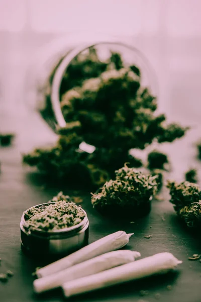 Macro de marihuana de brotes de cannabis con tricomas y tono verde malhumorado —  Fotos de Stock