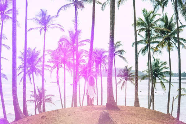 Tropisch strand met coconut palm licht Toning close-up — Stockfoto