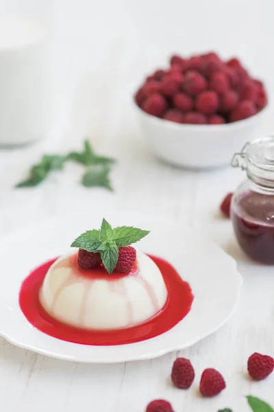 Panakota with raspberries. Vertical shot. Light background. Close up. Summer dessert. — Stock Photo, Image