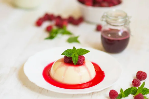 Summer dessert. Light background. Panakota with raspberries and mint. Close up. — Stock Photo, Image