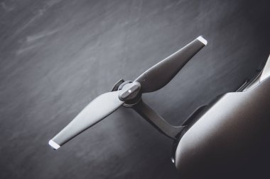 Uzay kopyalayın. Yenilik fotoğraf kavramı. Gökyüzü dijital kamerada. Renk dostum. Siyah bir tabloda yeni bir siyah dron. Üstten görünüm. Dronlar yaşam ve Sanayi kullanarak kavramı.