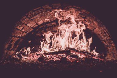 Koyu arka plan. Bir yanan fırında pişirme kavramları. Yakın çekim. Fırında yangın. Kömürlerin pizza. dostum renk