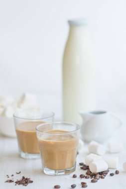 Yaz içeceği. Soğuk kahve süt ve çikolata. Açık renkli. Buzlu kahve. Soğutma içki kavramı. Tablo Marshmelow ve kahve fasulye.