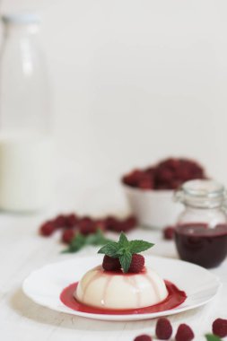 Yakın çekim. Açık renkli. Yaz tatlı. Ahududu ile panakota. Dikey vurdu.