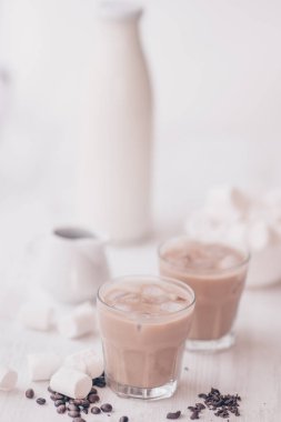 Yaz içeceği. Soğuk kahve süt ve çikolata. Açık renkli. Buzlu kahve. Soğutma içki kavramı. Tablo Marshmelow ve kahve fasulye.