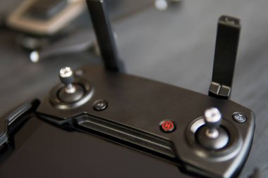 Dronlar yaşam ve Sanayi kullanarak kavramı. Uzaktan kumanda ve smartphone makro Ayrıntılar kapatın. Uzay kopyalayın. Yenilik fotoğraf kavramı. Dostum renk.