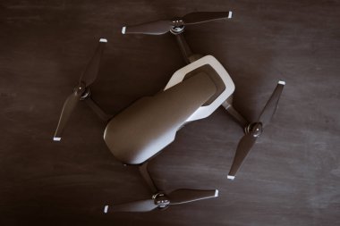 Dronlar yaşam ve Sanayi kullanarak kavramı. Ana sayfa görünümü dronun motorları ve bıçaklar makro ayrıntılar. Yenilik fotoğraf kavramı. Siyah bir tabloda yeni bir siyah dron. Dikey atış dostum renk.