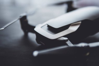 Dronlar yaşam ve Sanayi kullanarak kavramı. Yakın motorları ve bıçaklar robot makro ayrıntılar. Uzay kopyalayın. Yenilik fotoğraf kavramı. Renk dostum. Siyah bir tabloda yeni bir siyah dron.