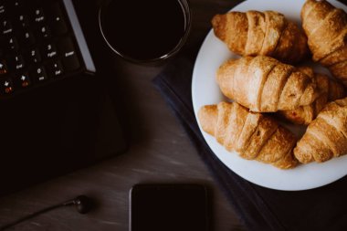 Yakın çekim. Makro çekim Smartphone ve Laptop ve kahve siyah arka plan. Üstten görünüm. Moody renk dostum. iş kavramı.