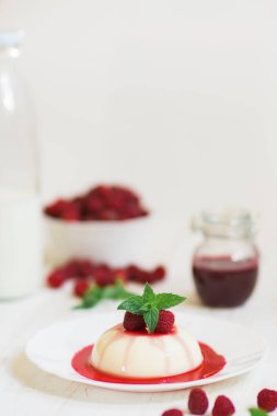 Dikey vurdu. Yaz tatlı. Açık renkli. Ahududu ile panakota. Yakın çekim.