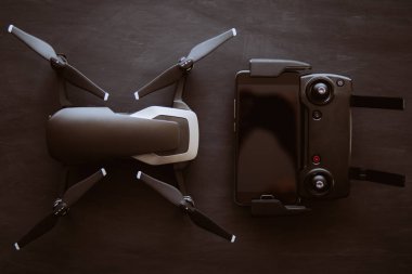 Yenilik fotoğraf kavramı. Renk dostum. Siyah bir tabloda yeni bir siyah dron. Dronlar yaşam ve Sanayi kullanarak kavramı. Üstten görünüm uzak ve smartphone makro ayrıntılar. Kopya alanı.