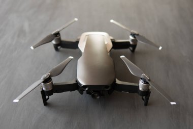 Siyah bir tabloda yeni bir siyah dron. Yakın çekim. Dronlar yaşam ve Sanayi kullanarak kavramı. Yenilik fotoğraf kavramı. Gökyüzü üzerinde dijital fotoğraf makinesi.