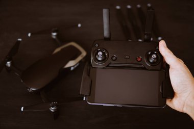 Renk dostum. Dronlar yaşam ve Sanayi kullanarak kavramı. Üstten görünüm yenilik fotoğraf kavramı. Antenler ve elinde uçağı kontrol etmek için bir akıllı telefon ile uzaktan.